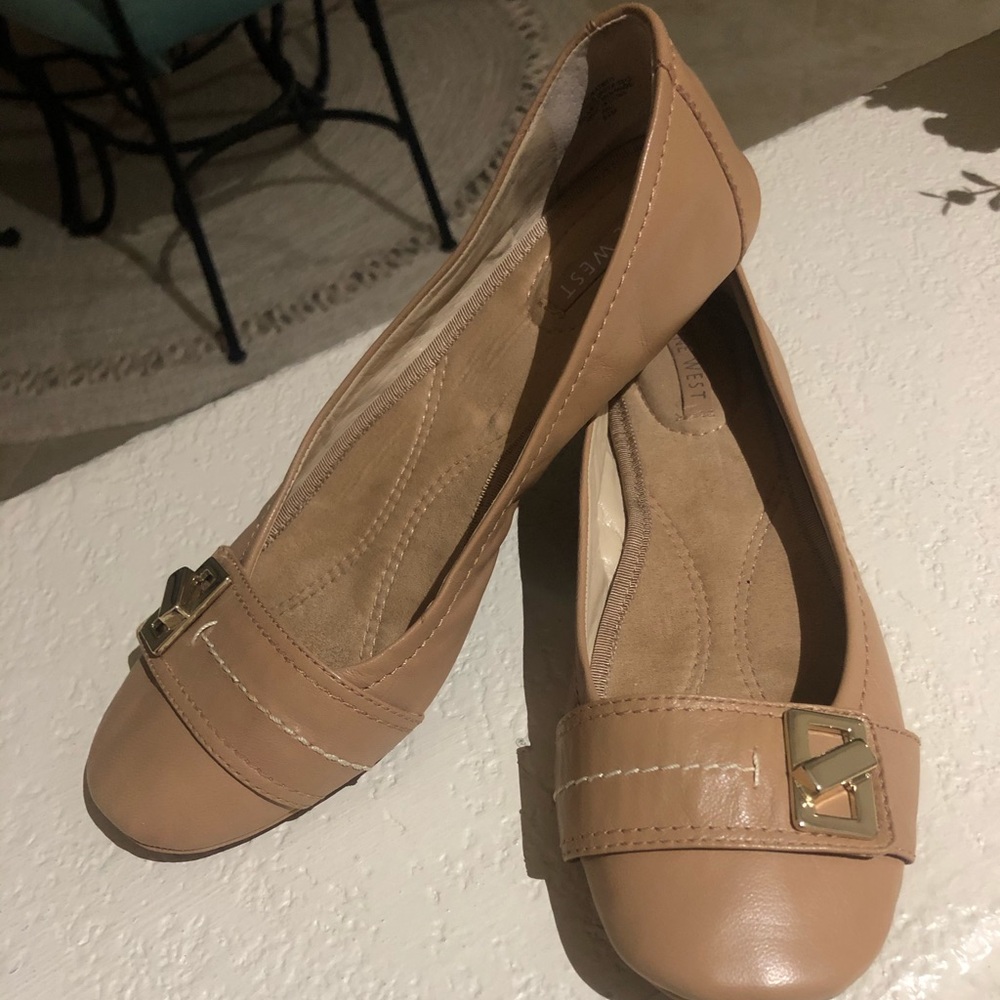 TAN LEATHER FLAT SHOES